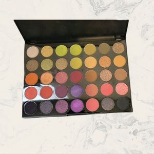 35 count Morphe eyeshadow pallette